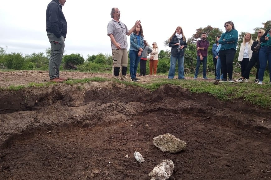 Un miembro del Equipo Argentino de Antropología Forense explica lo que hallaron en la fosa común. Archivo.