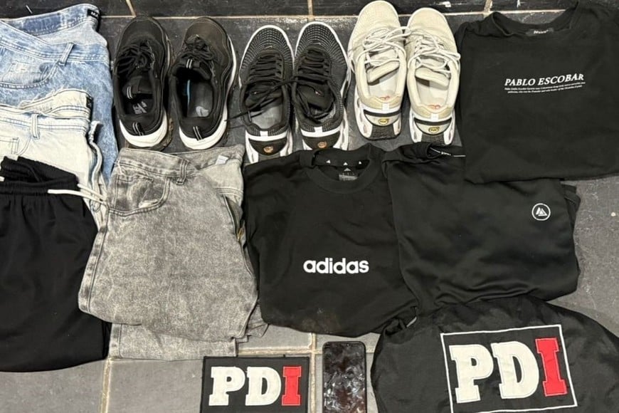 Secuestro de prendas de vestir halladas en poder de los detenidos. Foto: Gentileza