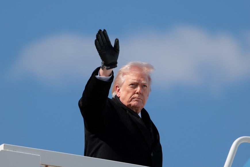 U.S. President Donald Trump waves, as he boards Air Force One to travel to Joint Base Andrews, at Dover Air Force Base in Dover, Delaware, U.S., March 18, 2026. REUTERS/Kylie Cooper