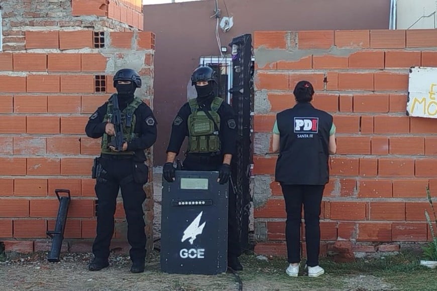Una mujer y dos hombres fueron arrestados durante el operativo.  Foto: El Litoral