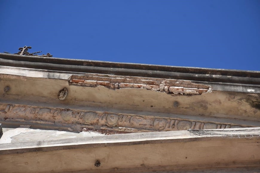 El revoque de la ornamentación superior, deteriorada. Crédito: Archivo Flavio Raina
