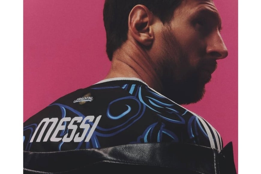 Messi fue el encargado de presentar la indumentaria bajo el lema “Orgullo”.