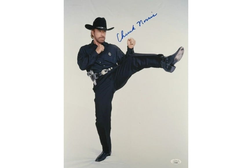 Chuck Norris: Foto autografiada de los tiempos de “Walker, Texas Ranger”: un sheriff a las patadas.