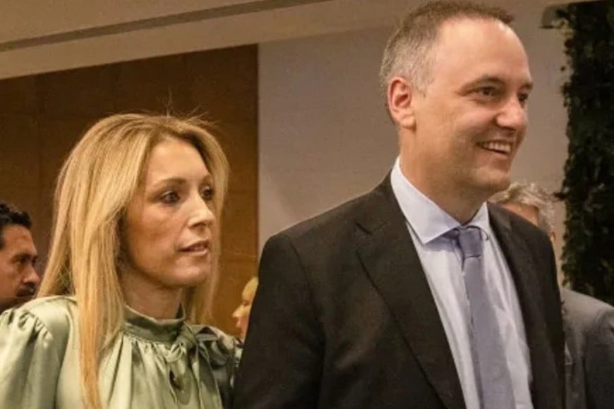 Manuel Adorni y su esposa, protagonistas de una serie de polémicos viajes al exterior.