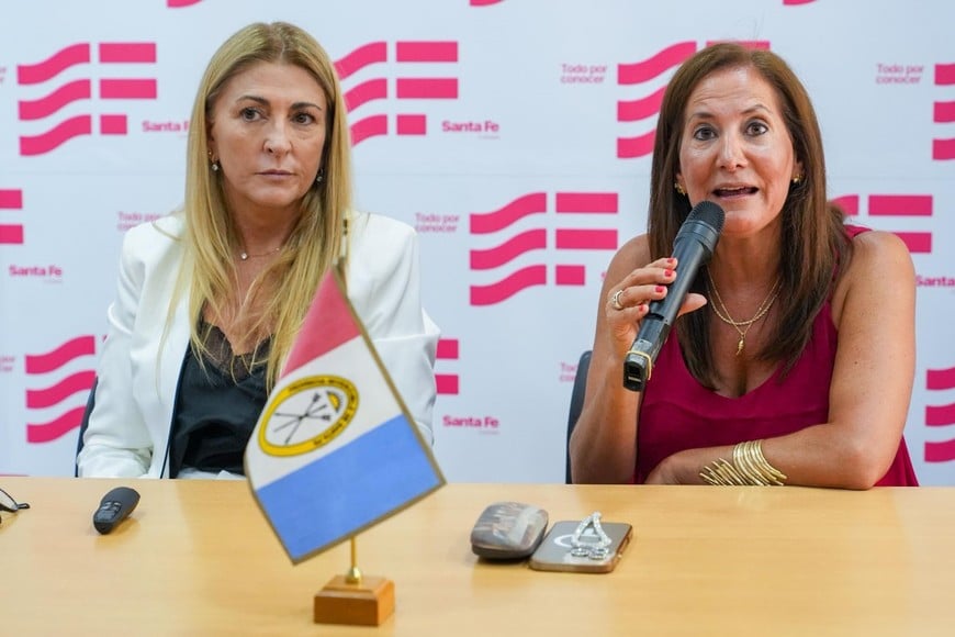 Funcionarias presentan la oferta turística de Rosario.