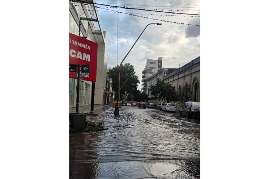 Bulevar y Alvear pasado por agua.