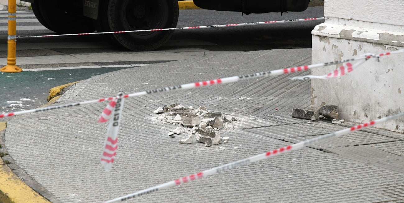 Se mantendrá el vallado de la vereda de General López y 9 de Julio hasta saber si se requiere alguna intervención. Foto: Guillermo Di Salvatore