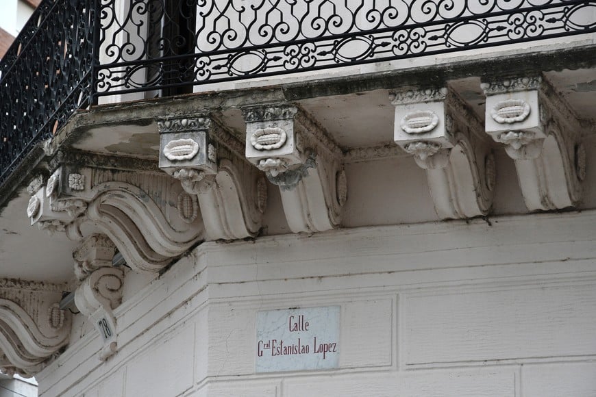 Sector del antiguo balcón de donde se desprendió material constructivo. Foto: Guillermo Di Salvatore