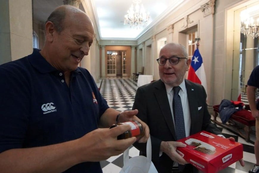 Todo santafesino. Carlos Fertonani le entrega a Jorge Faurie el tradicional alfajor santafesino y un pote de dulce de leche.