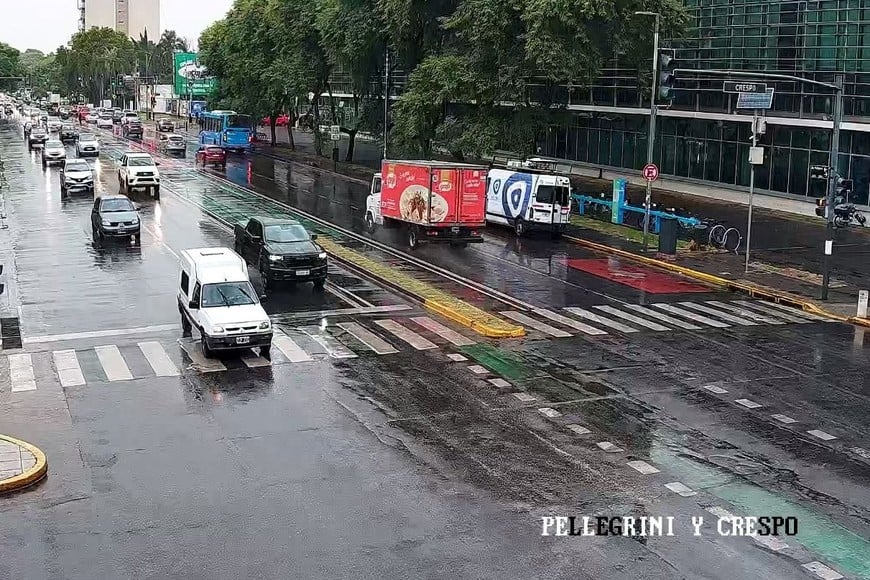Temporal en Rosario: más de 120 mm de lluvia, 60 intervenciones y alerta por fuertes vientos