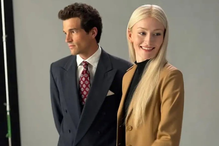 Blazer minimalista y accesorios discretos, sello del estilo Bessette.