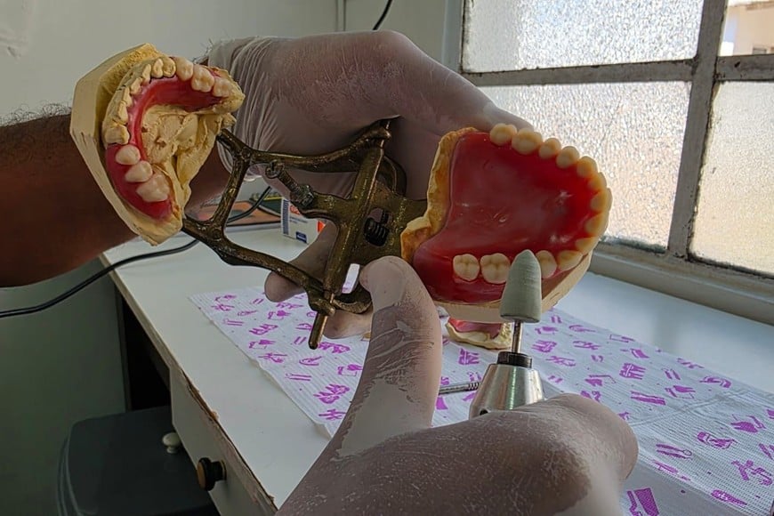 La iniciativa se inscribe en una política integral de salud bucal, con eje en la atención preventiva, el trabajo en red y la priorización de pacientes en situación de mayor vulnerabilidad.