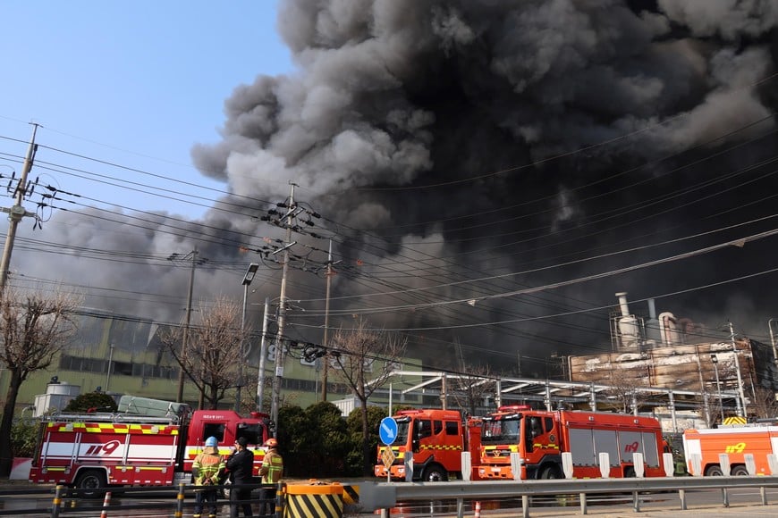 (260320) -- DAEJEON, 20 marzo, 2026 (Xinhua) -- Rescatistas trabajan en el sitio de un incendio que se desató en una fábrica de autopartes, en Daejeon, República de Corea, el 20 de marzo de 2026. Un gran incendio se desencadenó el viernes en una fábrica de autopartes de la República de Corea, dejando 53 heridos y otros 14 desaparecidos, informó la agencia de noticias Yonhap. (Xinhua/NEWSIS) (rtg) (ra) (vf)