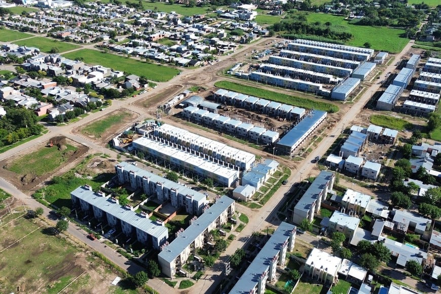 Las viviendas luego serán sorteadas  para santafesinos.