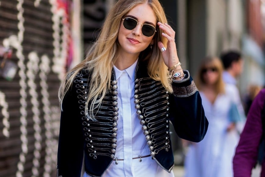 Diseño inspirado en uniformes históricos con impronta moderna.