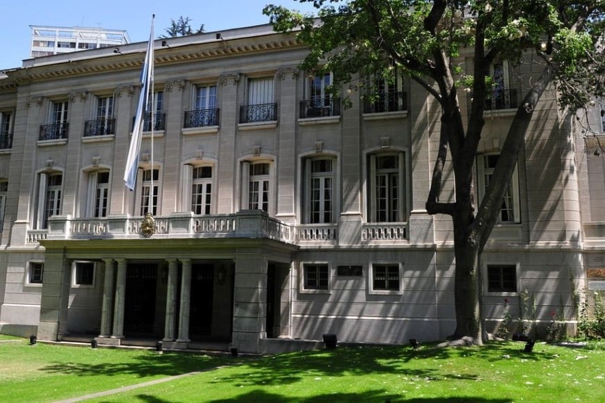 El frente de la Residencia de la Embajada Argentina en Chile. En el primer piso, está el departamento donde vive Jorge Faurie. |