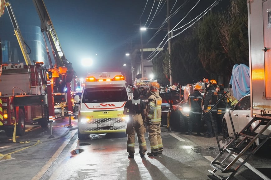 (260320) -- DAEJEON, 20 marzo, 2026 (Xinhua) -- Rescatistas trabajan en el sitio de un incendio que se desató en una fábrica de piezas para autos, en Daejeon, República de Corea, el 20 de marzo de 2026. Un incendio de grandes proporciones estalló el viernes en una fábrica de piezas para autos en Daejeon, República de Corea, lo que dejó 55 heridos y 14 desaparecidos, confirmaron las autoridades locales de bomberos. (Xinhua/Zhu Hui) (rtg) (ra) (ce)