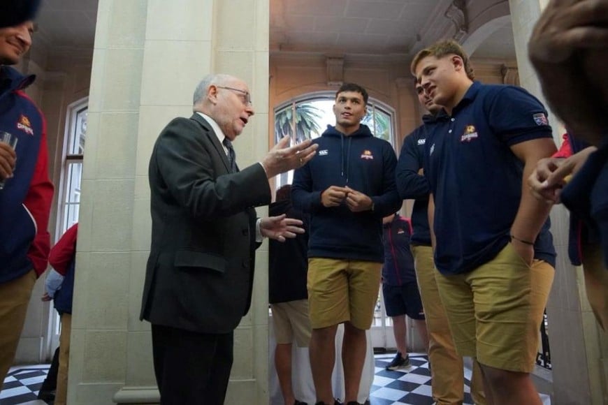 Faurie dialoga con parte de la delegación de Capibaras.