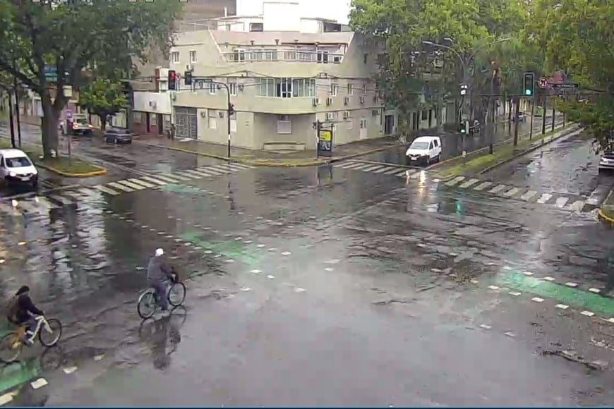 Temporal en Rosario: más de 120 mm de lluvia, 60 intervenciones y alerta por fuertes vientos