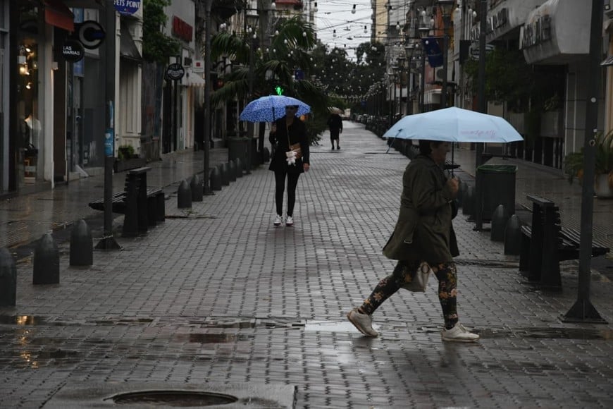 Vecinos sorteando charcos y calles inundadas en la zona del Centro de Santa Fe. Crédito: Guillermo Di Salvatore.