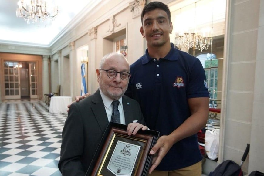 Faurie y gandini con la plaqueta de recuerdo de Capibaras para la Embajada Argentina en Chile.