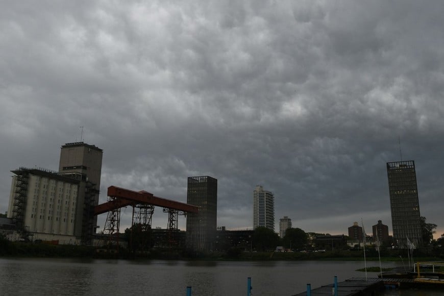 Cielos nublados y lluvias marcan la jornada en Santa Fe. Crédito: Manuel Fabatía.