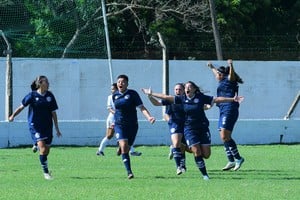 Grito de campeonas. Así festejaron las mendocinas la obtención de la Copa. Foto: Flavio Raina.