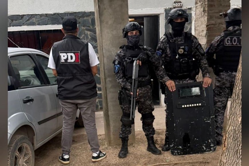 Los detuvieron durante un allanamientos en  Azopardo al 9300 y Pasaje Leiva al 9200.