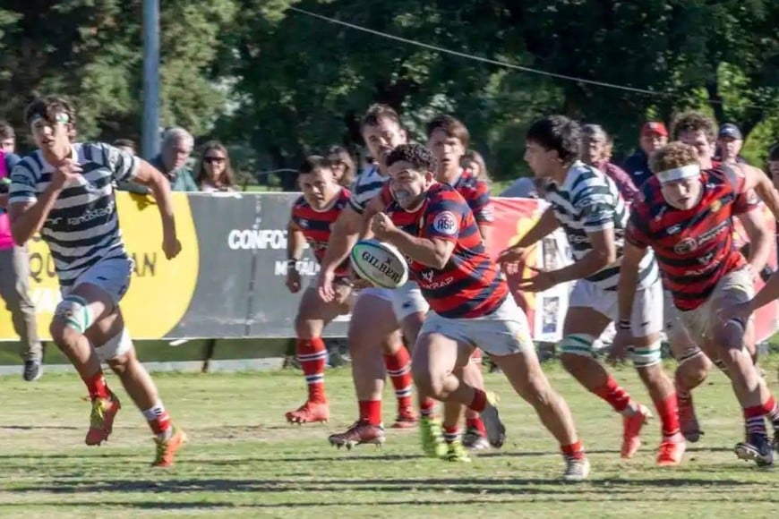 El equipo local jugo casi todo el partido con un jugador menos. Así y todo, nunca bajó los brazos y ese esfuerzo, tuvo sus réditos.