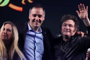 Adorni junto a Karina y Javier Milei.