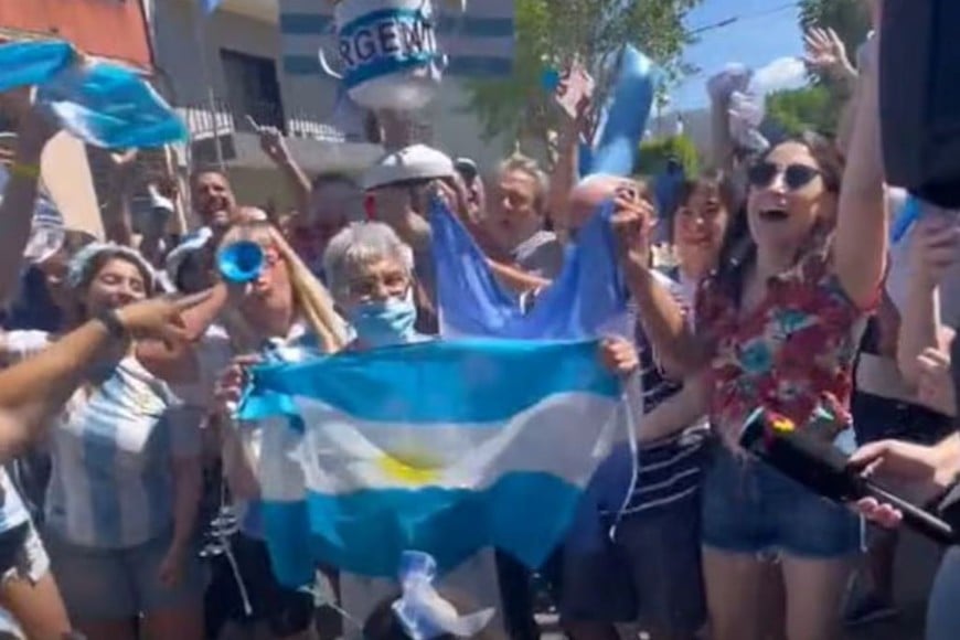 Envuelta en una bandera argentina, la vecina de Liniers quedó ligada para siempre a la alegría de la Scaloneta.
