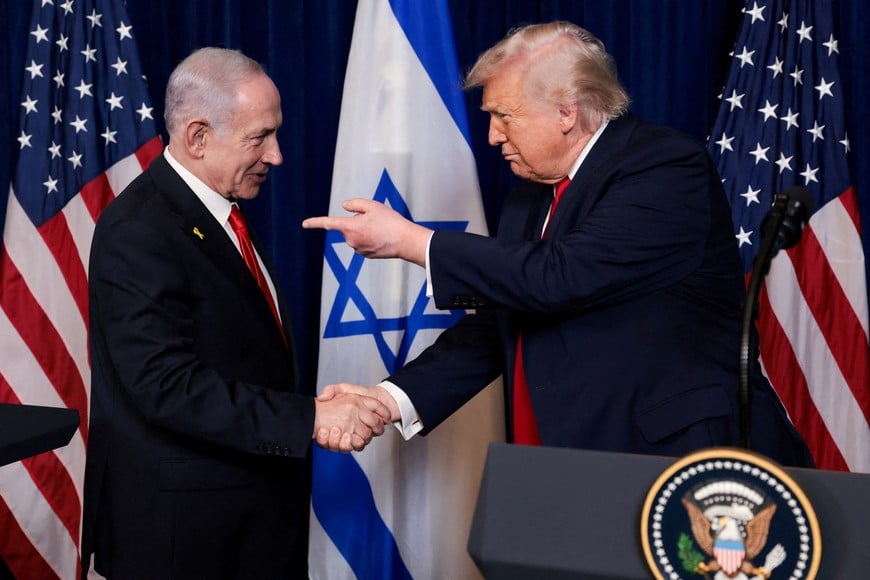 FILE PHOTO: U.S. President Donald Trump points his finger towards Israeli Prime Minister Benjamin Netanyahu as they shake hands during a press conference after meeting at Trump’s Mar-a-Lago club in Palm Beach, Florida, U.S., December 29, 2025. REUTERS/Jonathan Ernst/File Photo