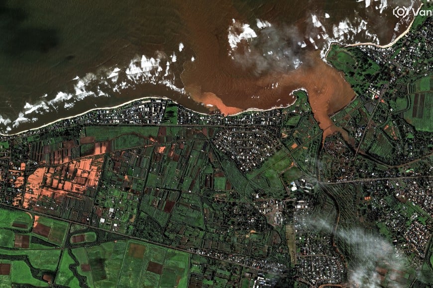 A satellite image shows flooded fields and storm sediment near Waialua, Hawaii, U.S., March 23, 2026, as the state experiences its worst flooding in more than 20 years. Vantor/Handout via REUTERS THIS IMAGE HAS BEEN SUPPLIED BY A THIRD PARTY. NO RESALES. NO ARCHIVES. MANDATORY CREDIT. MUST NOT OBSCURE LOGO.