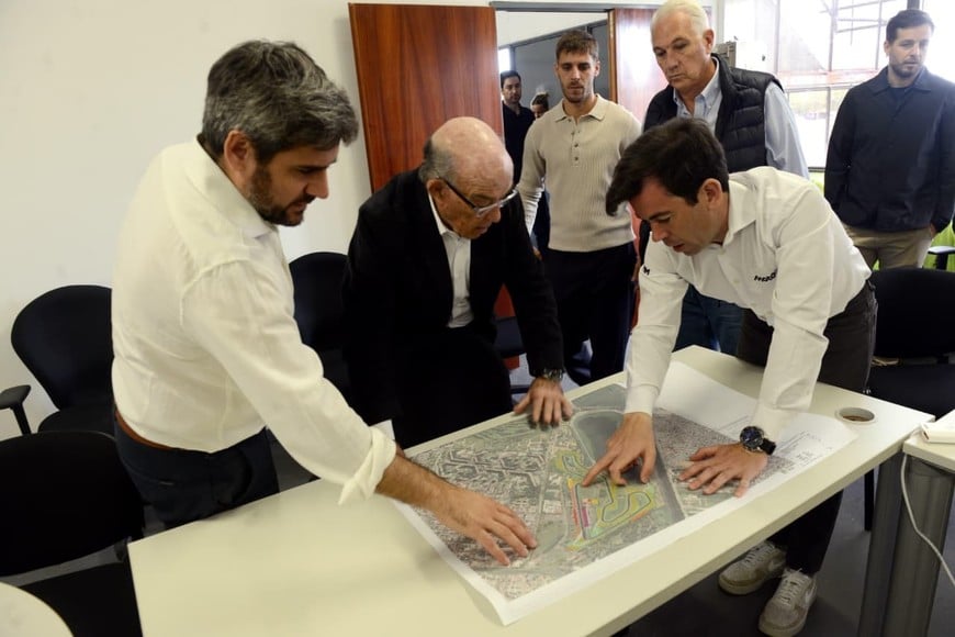 Este mediodía supervisaron el avance de las obras en el Autódromo el presidente de AUSA, Juan Pablo Fasanella; Carmelo Ezpeleta, CEO de MotoGP Sports Entertainment Group, y su director deportivo, Carlos Ezpeleta, acompañados por Orlando Terranova, presidente del grupo promotor OSD.