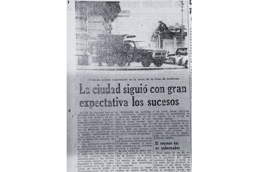 La camioneta militar apostada en el frente de la Casa de Gobierno.