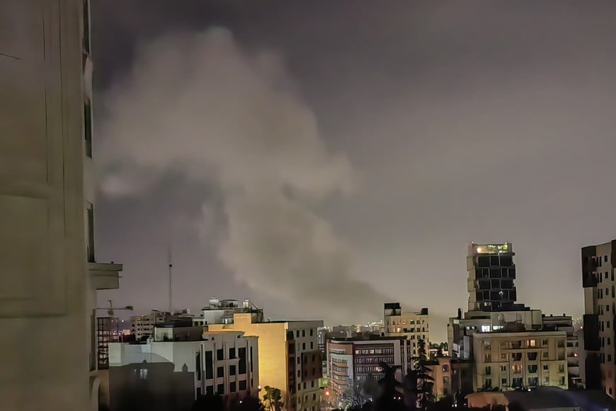 (260323) -- TEHERAN, 23 marzo, 2026 (Xinhua) -- Humo emana después de explosiones, en Teherán, Irán, el 23 de marzo de 2026. Fuertes explosiones se escucharon el lunes por la mañana en Teherán, dijo un reportero de Xinhua, quien observó varios destellos de luz en el cielo nocturno sobre la zona oriental de la capital iraní. (Xinhua/Shadati) (rtg) (ah) (ce)