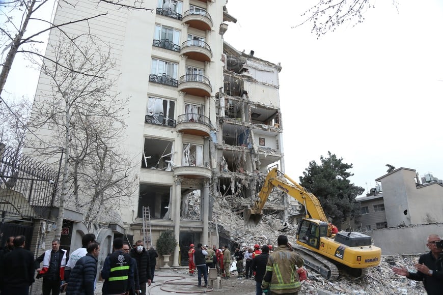 (260323) -- TEHERAN, 23 marzo, 2026 (Xinhua) -- Imagen del 23 de marzo de 2026 de un edificio destruido en una zona residencial tras los ataques conjuntos de Estados Unidos e Israel contra Irán, en Teherán, Irán. (Xinhua/Shadati) (oa) (ah) (vf)