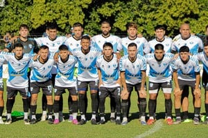 El plantel completo de Ciclón  Racing que ayer visitó San José de la Esquina.  Gentileza: Iliana Baranovsky