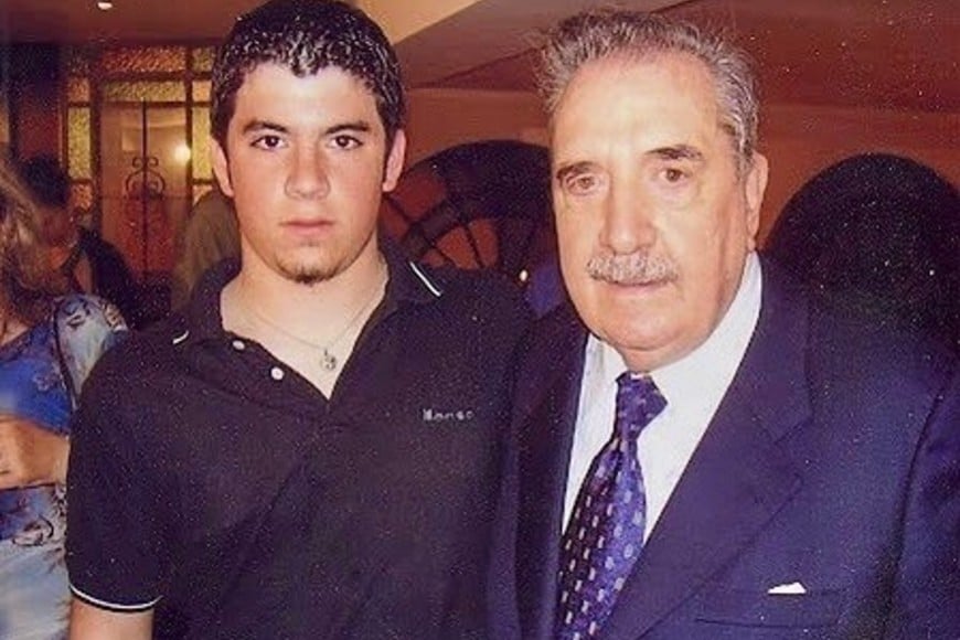 Un adolescente Leonel Chiarella junto al expresidente Raúl Alfonsín, en la Asociación Española de Venado Tuerto. Foto: Gentileza