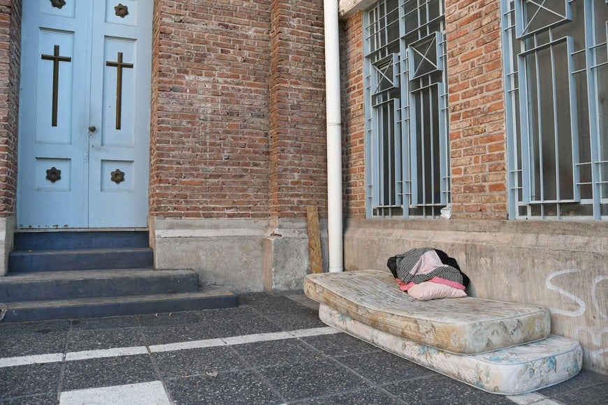 En la Parroquia San Juan Bautista, signos de personas durmiendo en la vereda.
