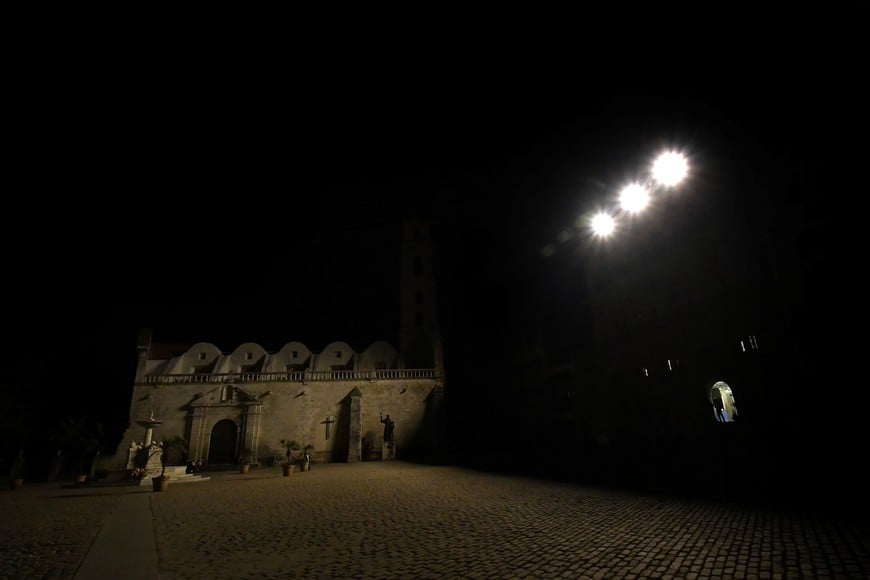 (260322) -- LA HABANA, 22 marzo, 2026 (Xinhua) -- Imagen del 21 de marzo de 2026 de personas en la Plaza San Francisco de Asís durante un apagón, en La Habana, capital de Cuba. El Ministerio de Energía y Minas de Cuba informó que se implementan los protocolos establecidos para restablecer el Sistema Eléctrico Nacional del país, priorizando energizar servicios básicos, después de una falla ocurrida el sábado. (Xinhua/Joaquín Hernández) (jh) (ah) (rtg) (da)