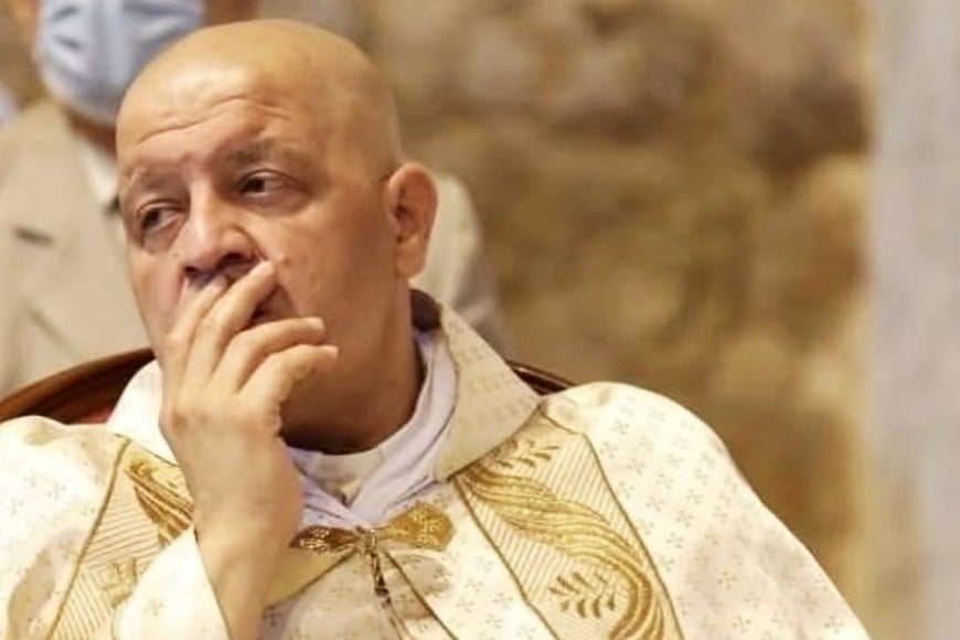 Padre Pierre Al-Rah, el párroco maronita alcanzado por metralla en un bombardeo israelí mientras socorría a los feligreses heridos.