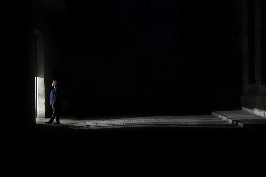 (260322) -- LA HABANA, 22 marzo, 2026 (Xinhua) -- Imagen del 21 de marzo de 2026 de una mujer parada en la entrada de un edificio durante un apagón, en La Habana, capital de Cuba. El Ministerio de Energía y Minas de Cuba informó que se implementan los protocolos establecidos para restablecer el Sistema Eléctrico Nacional del país, priorizando energizar servicios básicos, después de una falla ocurrida el sábado. (Xinhua/Joaquín Hernández) (jh) (ah) (rtg) (da)