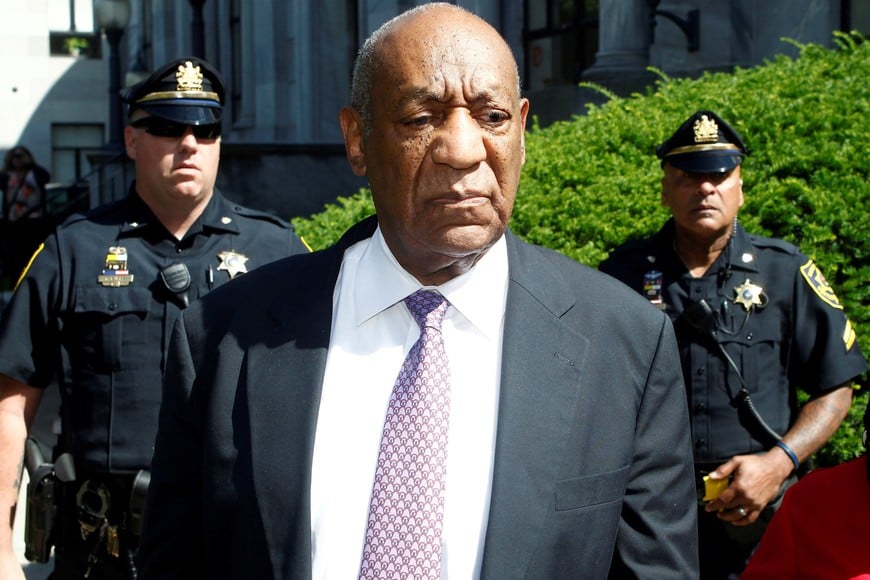Actor and comedian Bill Cosby departs after  the fifth day of his sexual assault trial at the Montgomery County Courthouse in Norristown, Pennsylvania, U.S., June 9, 2017. REUTERS/Tom Mihalek     TPX IMAGES OF THE DAY eeuu norristown Bill Cosby eeuu juicio comediante por abusos sexuales abuso sexual actor acusado tribunales juicio