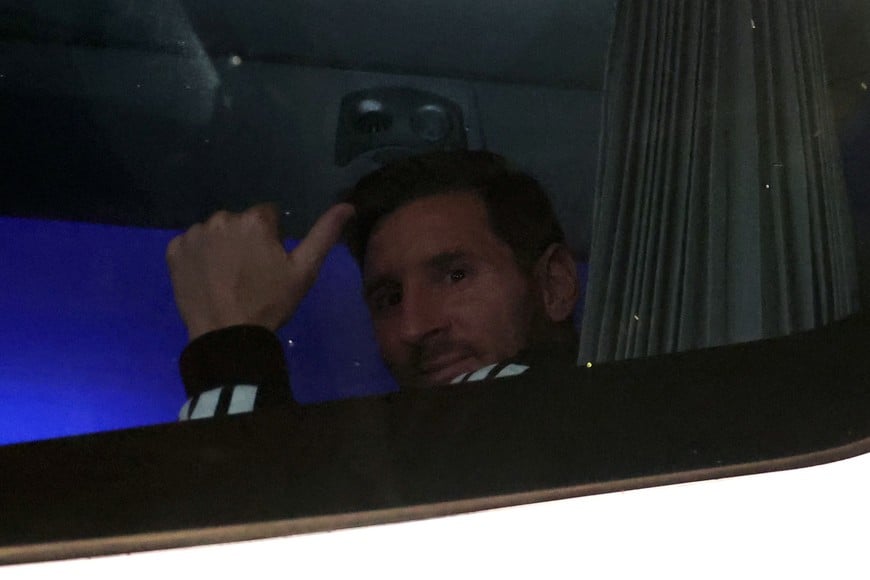 Soccer Football - Club Friendly - Atletico Nacional v Inter Miami Previews - Wake BioHotel, Medellin, Colombia - January 30, 2026
Inter Miami's Lionel Messi gestures to fans as he arrives at the Wake BioHotel REUTERS/Luisa Gonzalez