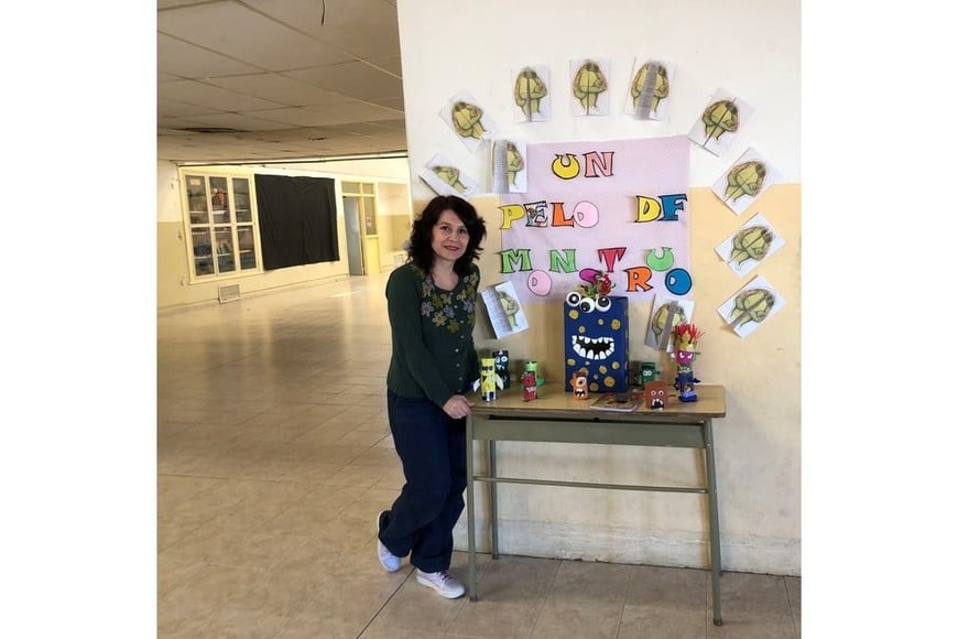 La autora al presentar el libro en una escuela. Foto: Gentileza