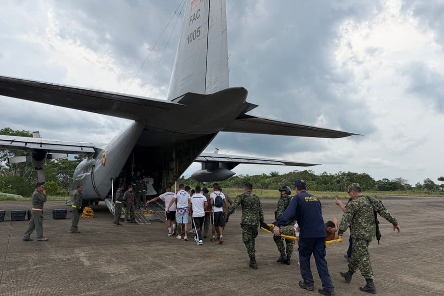 (260323) -- PUTUMAYO, 23 marzo, 2026 (Xinhua) -- Imagen proveída por las Fuerzas Armadas de Colombia de miembros de las Fuerzas Aeroespaciales de Colombia trasladando a personas heridas hacia una aeronave, en la terminal de Puerto Leguízamo, en el departamento de Putumayo, Colombia, el 23 de marzo de 2026. El gobernador del departamento colombiano de Putumayo confirmó a medios locales el lunes que al menos 8 personas murieron tras el accidente de un avión Hércules del Ejército Nacional que dejó además varios heridos, por lo menos 15 de gravedad. (Xinhua/Fuerzas Armadas de Colombia) (rtg) (ah) (ce)