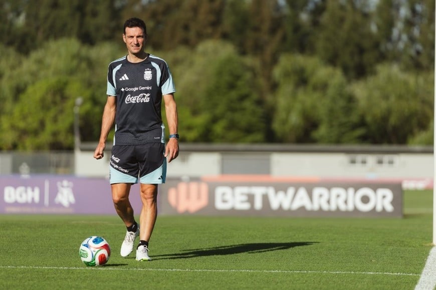 Lionel Scaloni, el entrenador campeón del mundo que irá a Estados Unidos a cumplir con la difícil misión de defender la gloria lograda en Qatar.
@Argentina