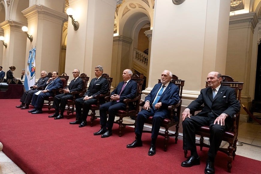 Horacio Rosatti subrayó la realización de un “auténtico juicio justo” en un contexto “complejo”, Carlos Rosenkrantz lo definió como una respuesta “jurídicamente impecable a crímenes atroces”; y Ricardo Lorenzetti afirmó que la política de memoria y justicia forma parte del contrato social de los argentinos.