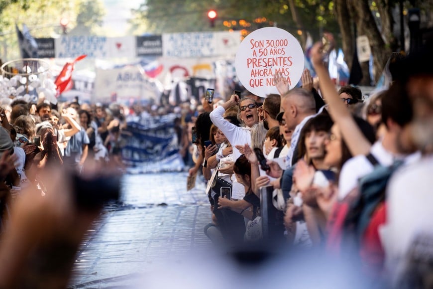 (260324) -- BUENOS AIRES, 24 marzo, 2026 (Xinhua) -- Personas participan en una marcha para conmemorar el Día Nacional de la Memoria por la Verdad y la Justicia, en la ciudad de Buenos Aires, capital de Argentina, el 24 de marzo de 2026. Miles de personas, junto con representantes de organismos de derechos humanos, colectivos sociales y agrupaciones políticas, se movilizan el martes a la emblemática Plaza de Mayo, en el centro de la ciudad de Buenos Aires, para conmemorar el Día Nacional de la Memoria por la Verdad y la Justicia, al cumplirse 50 años del golpe de Estado del 24 de marzo de 1976, que instaló una junta militar y gobernó el país hasta el 10 de diciembre de 1983. (Xinhua/Martín Zabala) (mz) (jg) (ra) (ce)